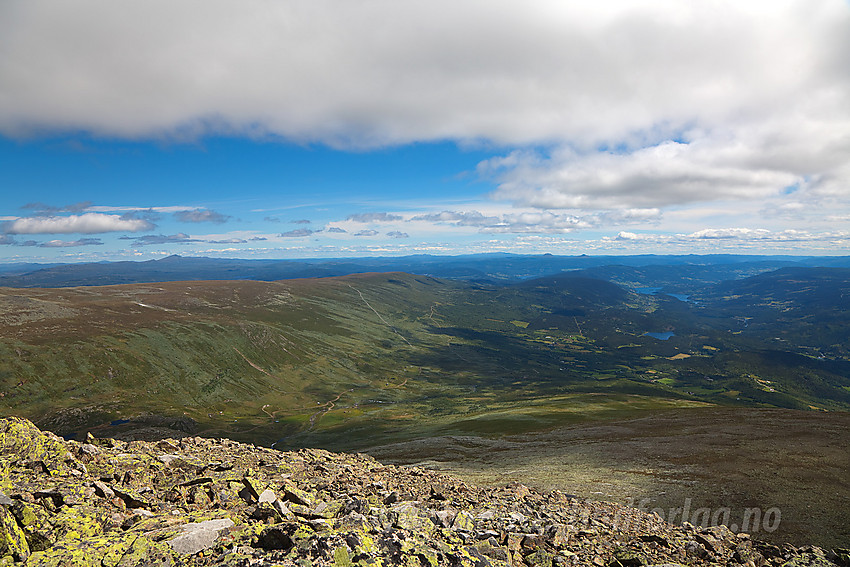 På vei ned fra Mjellknapp med utsikt til Slettefjellet og Slidreåsen.