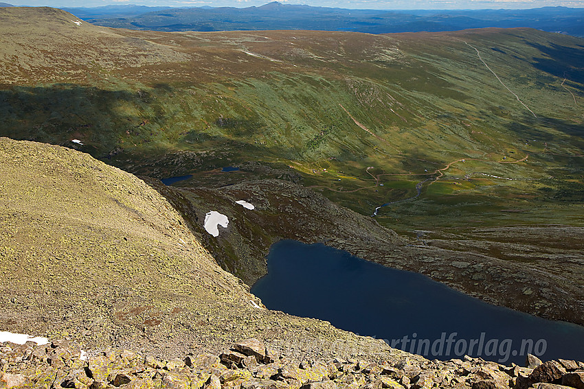 På vei ned fra Mjellknapp med Tjørobyttjednet, Rysndalen og Slettefjellet i bakgrunnen.