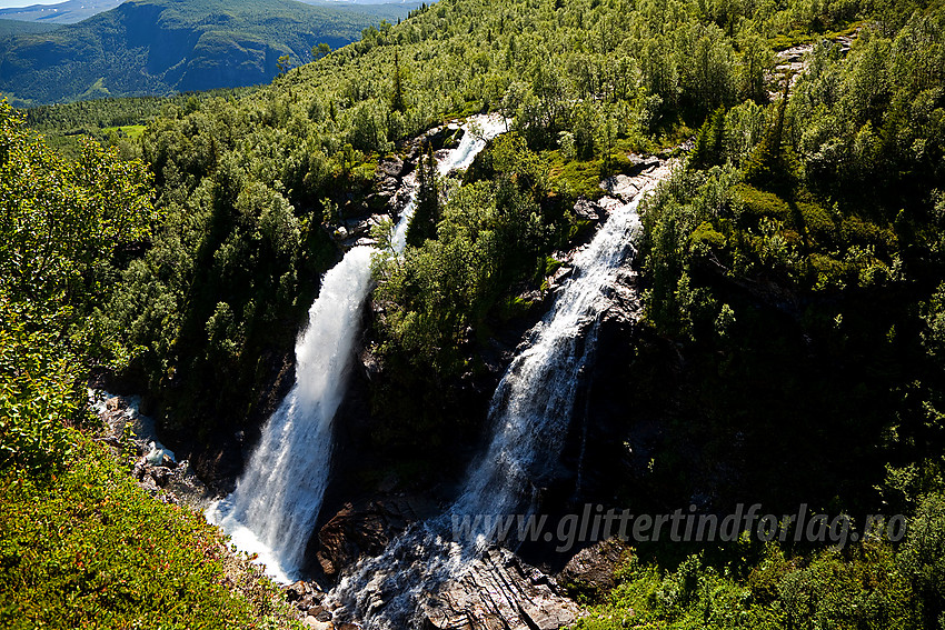 Den flotte Sputrefossen der Rysna kaster seg ned i et dypt juv.