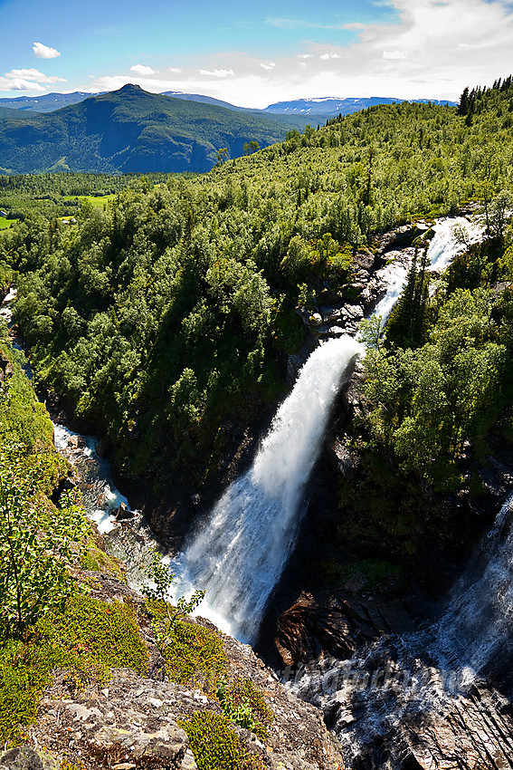 Den flotte Sputrefossen der Rysna kaster seg ned i et dypt juv.