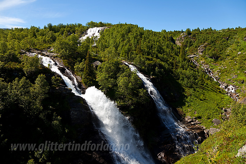 Den flotte Sputrefossen der Rysna kaster seg ned i et dypt juv.