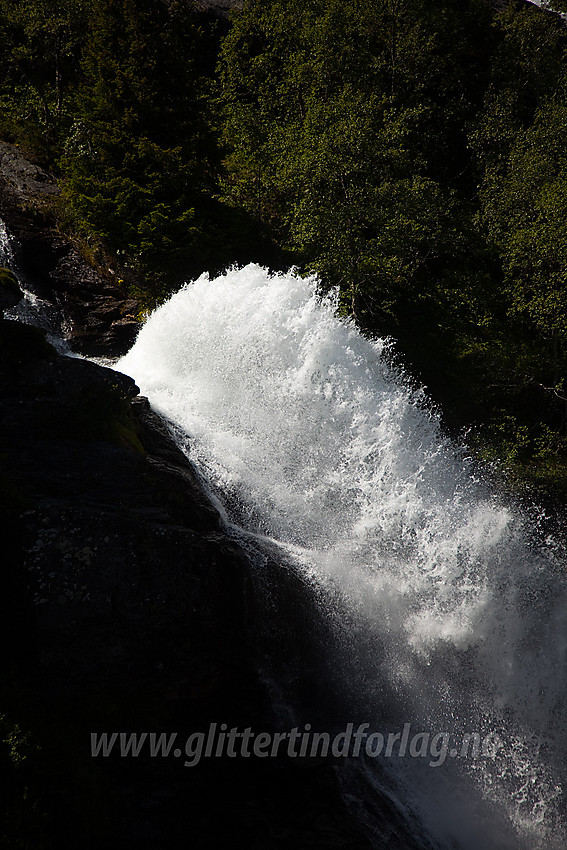 Den flotte Sputrefossen der Rysna kaster seg ned i et dypt juv.