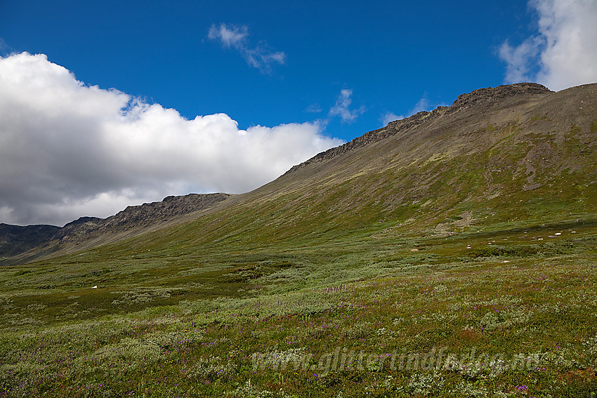 I ytre del av Hestebotten med Klanten (1768 moh) opp til høyre og Rankonøse lenger bak.
