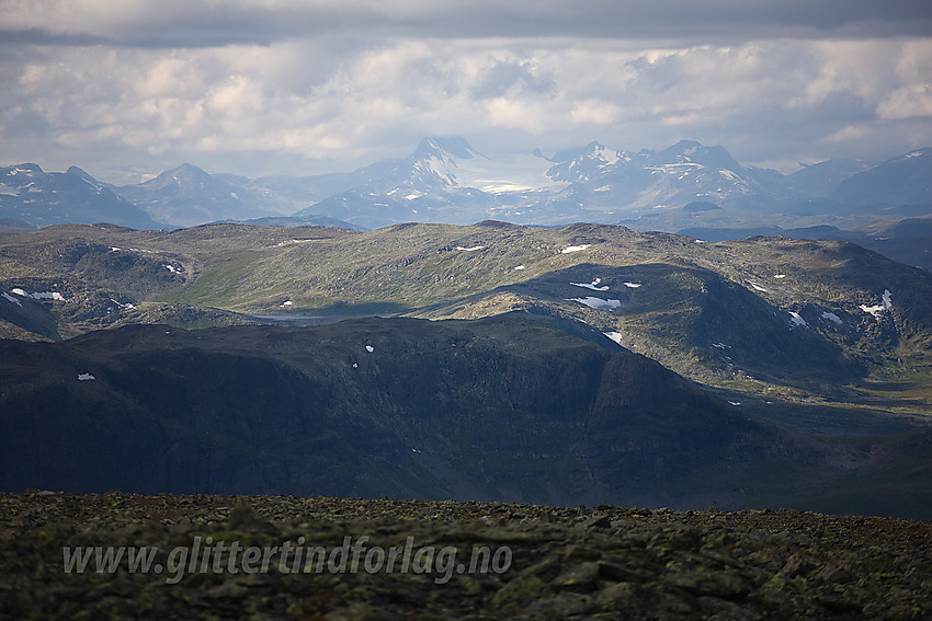 Fra Rankonøse med telelinse mot Bergsfjellet og videre i retning Jotunheimen med Uranosbreen sentralt.