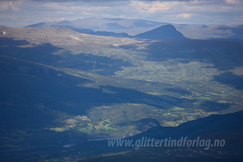 Med telelinse fra Rankonøse mot Hensåsen og Slettefjellet og videre via et skyggelagt Bitihorn til Heimdalshøe i det fjerne.