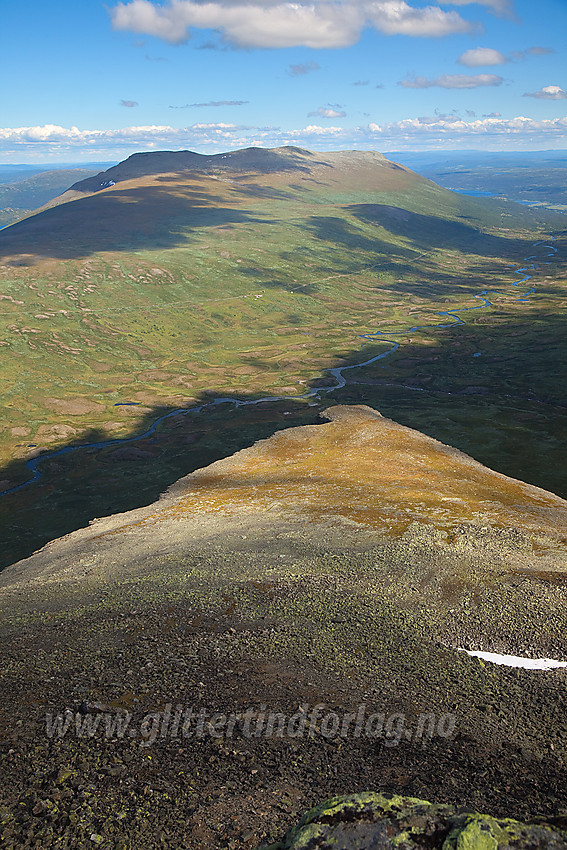 Fra Klanten mot Smådalen og Jørungilknappen (1710 moh) og Gråskarvet (1731 moh).