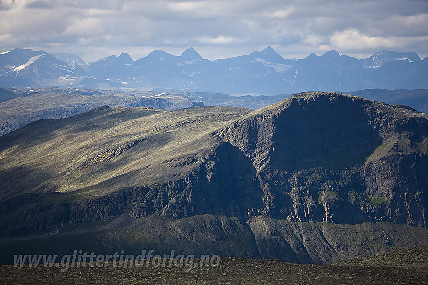 Med telelinse fra Rankonøse mot Grindane (1724 moh) og videre i retning Jotunheimen.