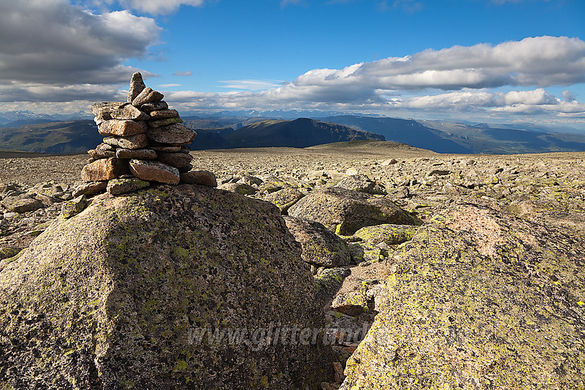 Toppvarden på Rankonøse (1771 moh) i Vang. Her med utsikt i nordlig retning mot bl.a. Grindane og Jotunheimen.