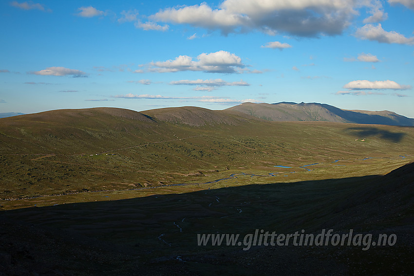 På vei ned Trongebytte en sommerkveld med utsyn til Smådalen, Smådalsfjellet og Gilafjellet.