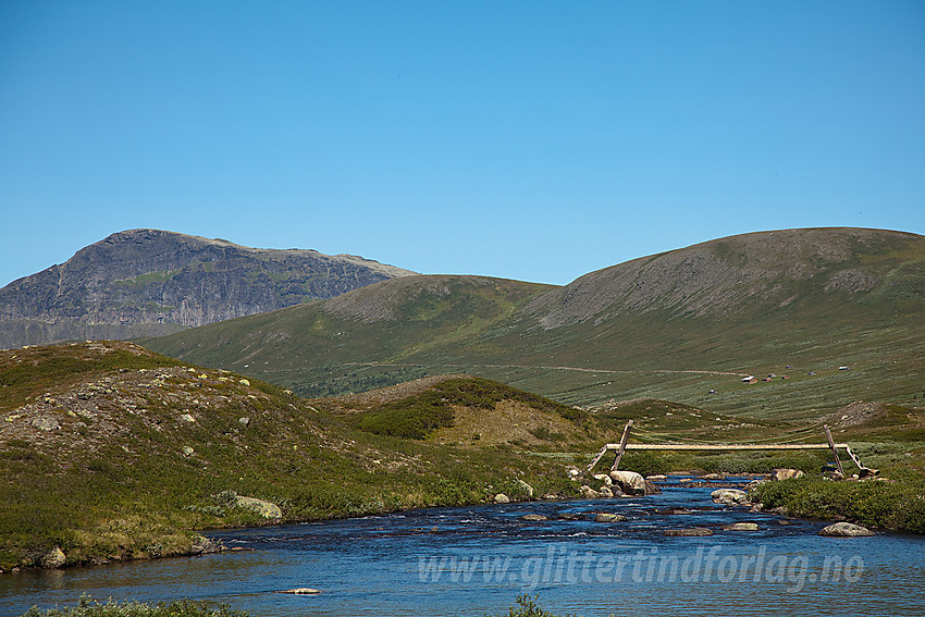 I Smådalen mot den relativt nye Hestebottbrue. I bakgrunnen ses Grindane og Smådalsfjellet.