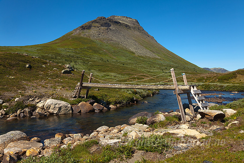 Ved den relativt nye Hestebottbrue i Smådalen med Klanten (1768 moh) i bakgrunnen.