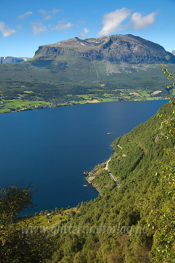 Oppe i fjellsiden mellom Leirhol og Leirholstølen med utsikt til Vangsmjøse og Grindane (1724 moh).