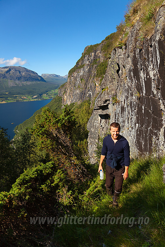 På vei opp Leirholstigen fra Leirhol til Leirholstølen med en flik av Vangsmjøse og Grindane i bakgrunnen.