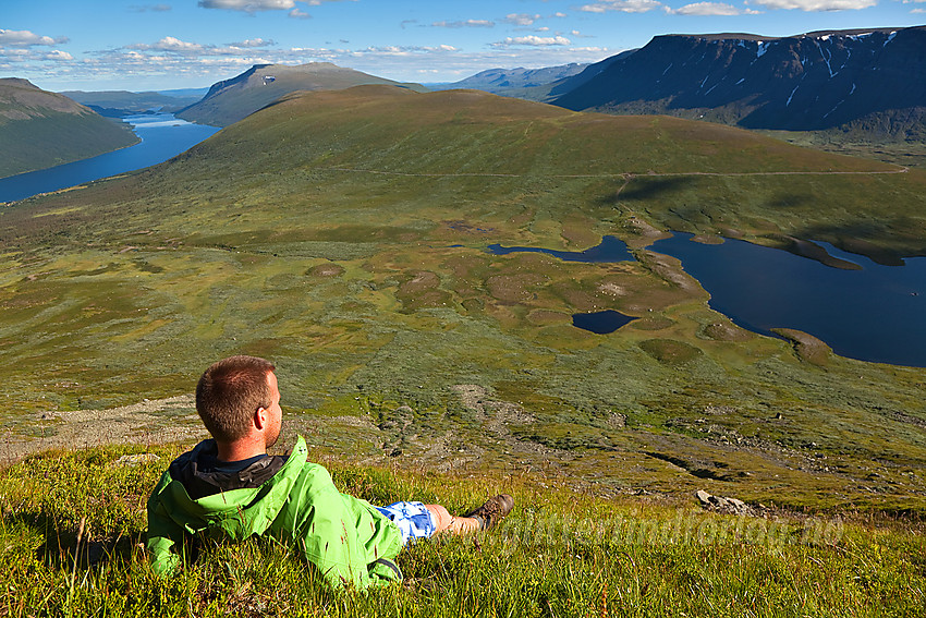 Sommerkveld oppe i flanken mot Grindane med utsikt til Helin, Storlifjellet, Smådalsfjellet og Rankonøse.