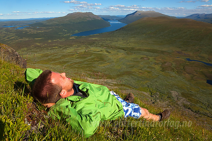 Pause i lia oppunder Grindane med utsikt mot Gilafjellet, Helin og Storlifjellet.