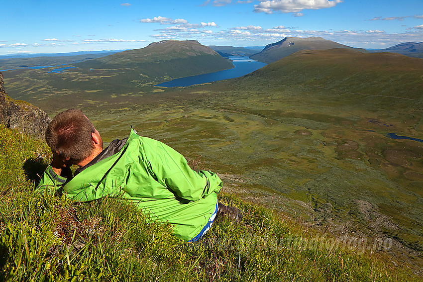 Pause i lia oppunder Grindane med utsikt mot Gilafjellet, Helin og Storlifjellet.