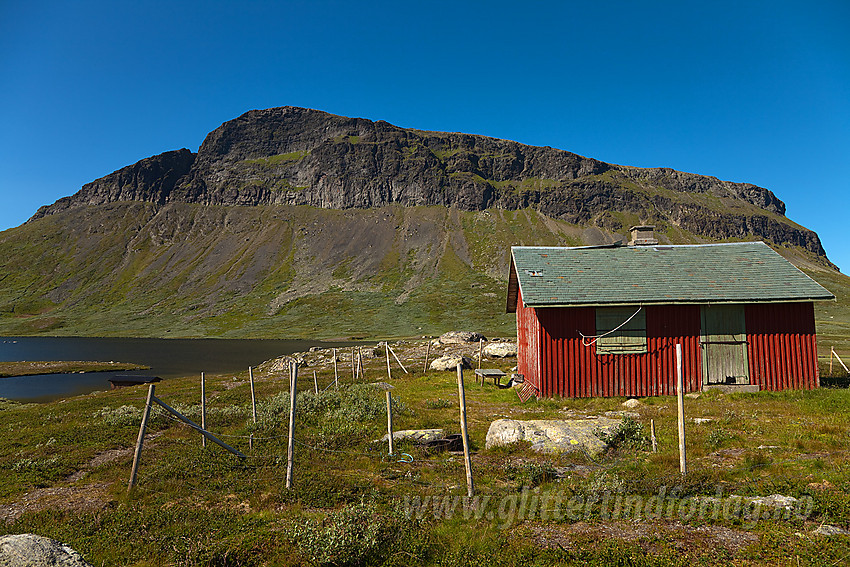 Hytte ved Grindatjednet med Grindane (1724 moh) i bakgrunnen.