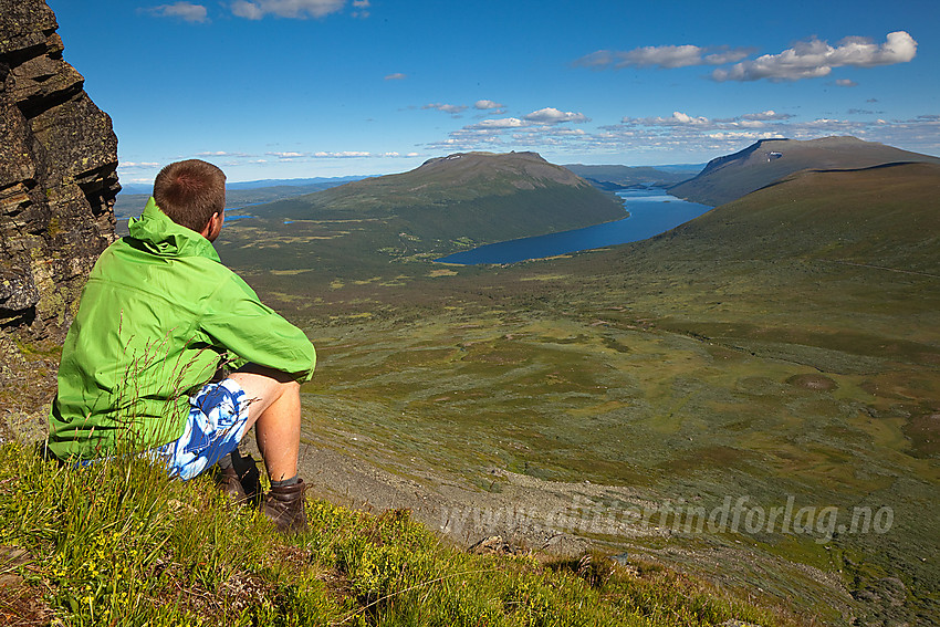 Fra lia oppunder Grindane med utsikt mot Gilafjellet, Helin og Storlifjell.