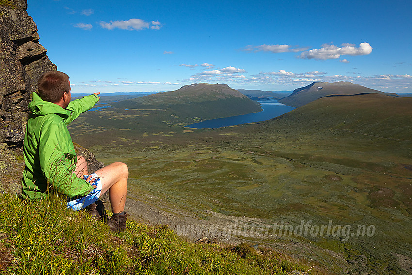 Fra lia oppunder Grindane med utsikt mot Gilafjellet, Helin og Storlifjell.