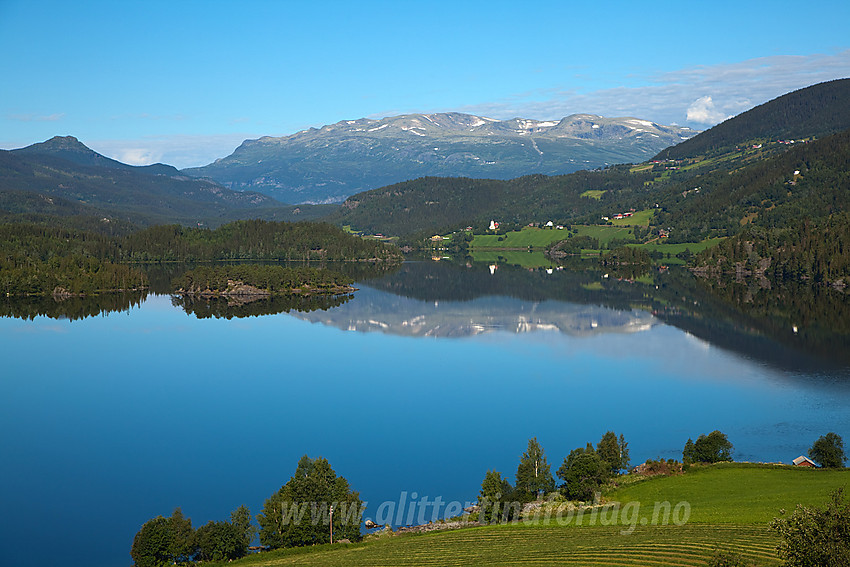 Fra E16 i Vestre Slidre mot Slidrefjorden med Vennisfjellet i bakgrunnen.