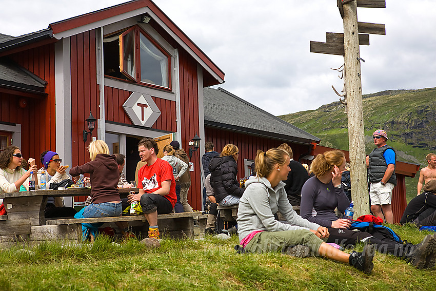 Folksomt ved Fondsbu, her under Vinjerock 2010.