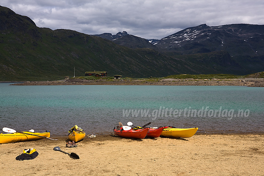 Ved Eidsbugarden med strand mot Bygdin. Slettmarkpiggen og Galdebergtinden i bakgrunnen.