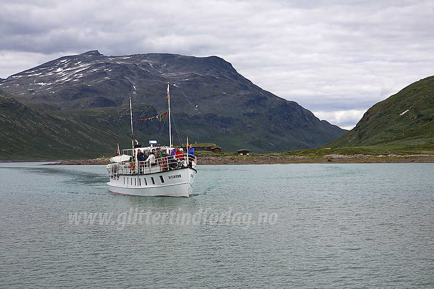 M/B Bitihorn på vei til kais på Eidsbugarden. Galdebergtinden (2075 moh) i bakgrunnen.