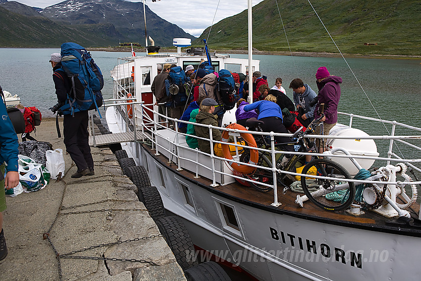 M/B Bitihorn legger til kai ved Eidsbugarden.