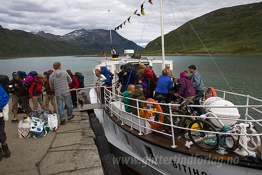 M/B Bitihorn legger til kai ved Eidsbugarden.