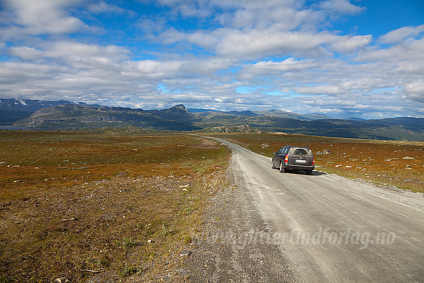 På toppen av Slettefjellveien med Bitihorn lett gjenkjennelig bak i midten.