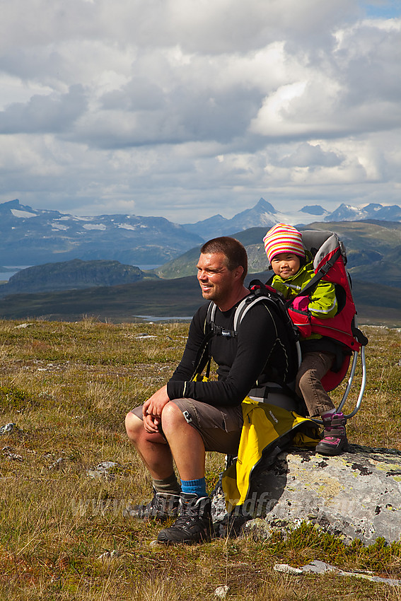 Pause på vei til Vardhovdtinden. Jotunheimen diffust i bakgrunnen.