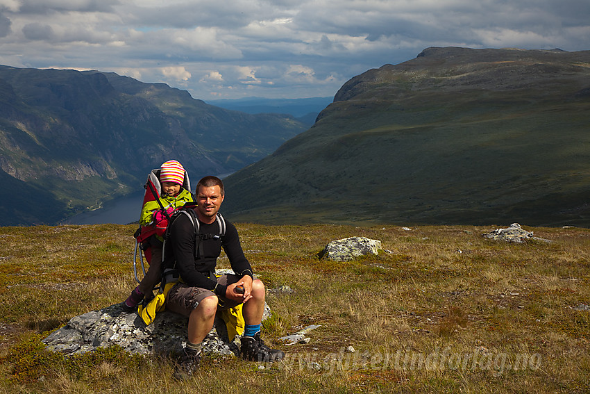 Pause på vei til Vardhovdtinden. Skutshorn, Vangsmjøse og Skjøld i bakgrunnen.