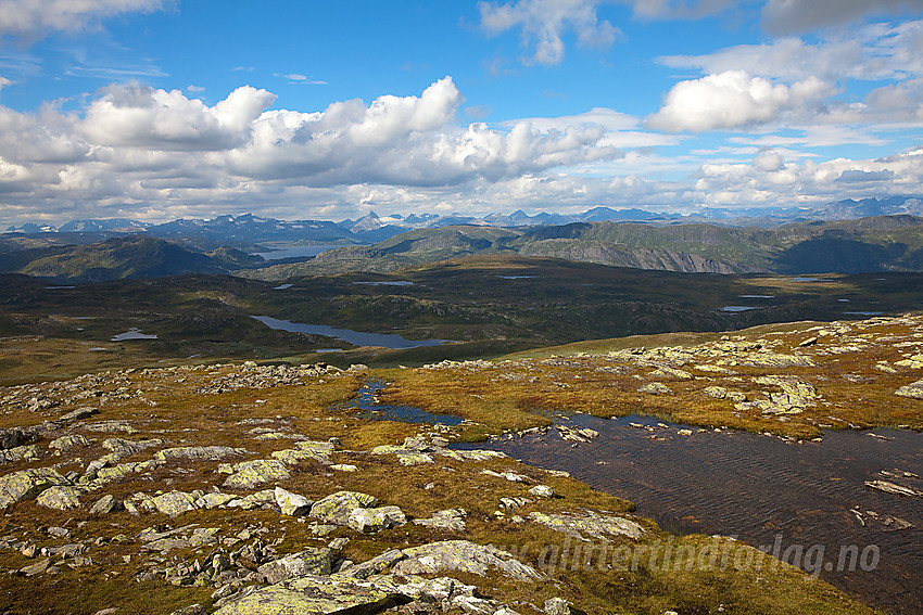 Oppunder Vardhovdtinden med utsikt mot bl.a. Tyin og Jotunheimen.