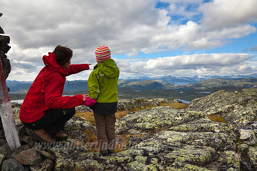 Utsikt fra Vardhovdtinden mot Jotunheimen.