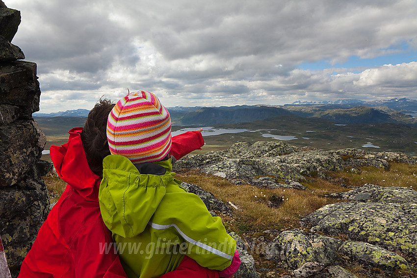 Utsikt fra Vardhovdtinden mot Jotunheimen.