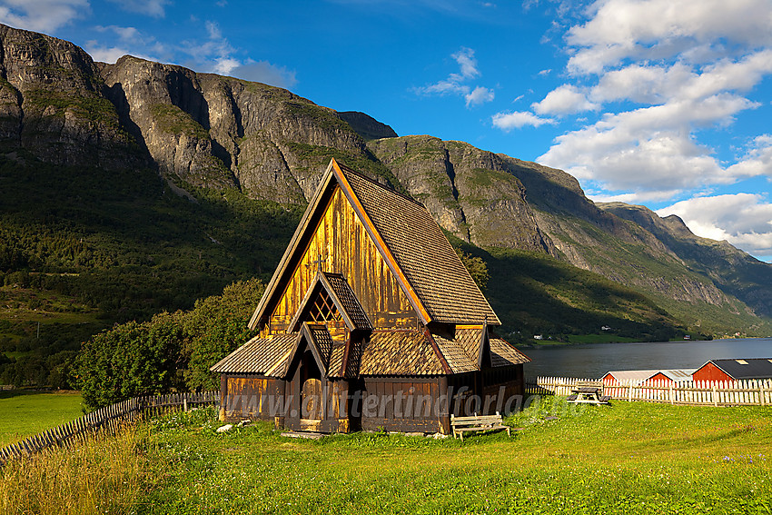 Øye stavkirke i sommerlig kveldslys.