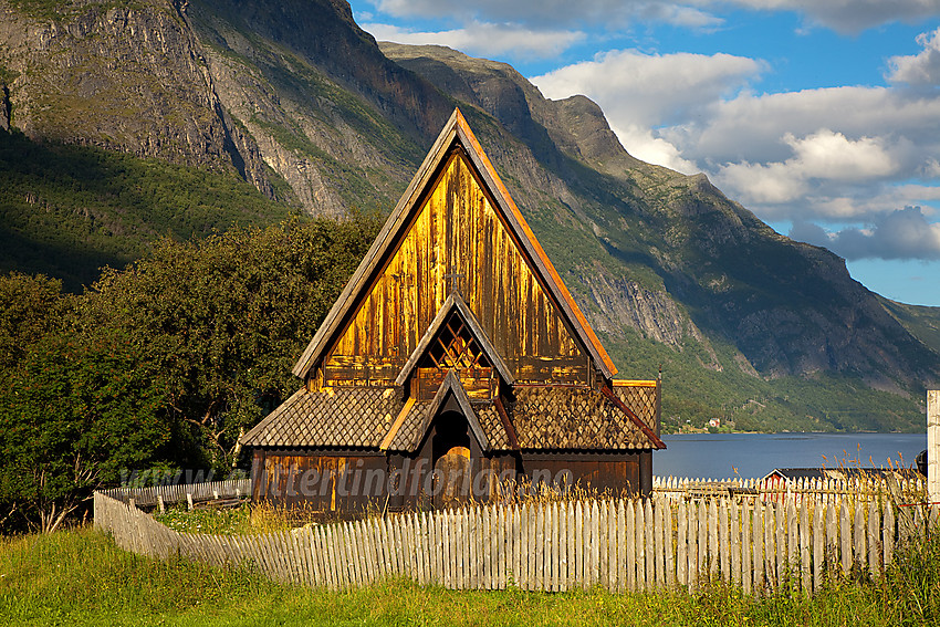 Øye stavkirke i sommerlig kveldslys.