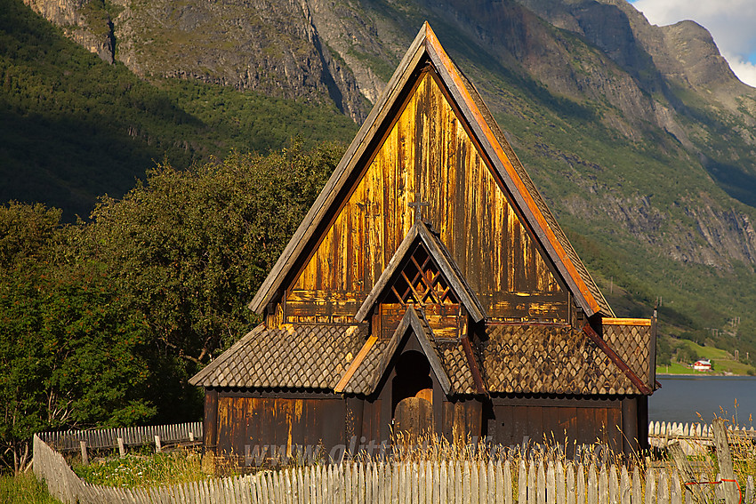 Øye stavkirke i sommerlig kveldslys.