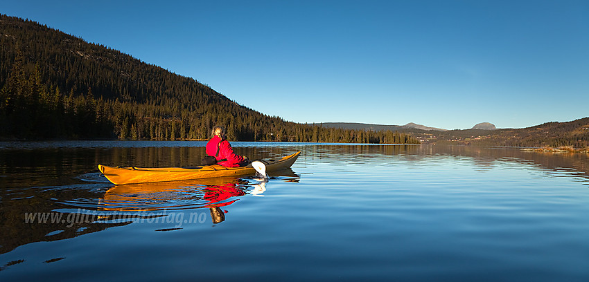 Padling på Steinsetfjorden en høstmorgen. Skarvemellen og Rundemellen i bakgrunnen.