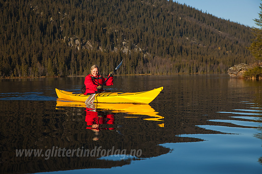 Padling på Steinsetfjorden en blikkstille høstdag.