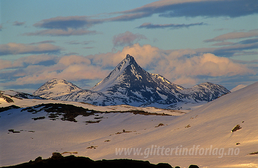 Med telelinse fra Sognefjellet mot Mjølkedalstinden (2138 moh).