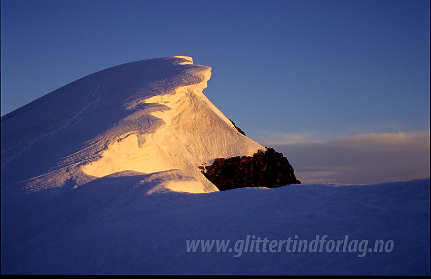 Snøskavlen på toppen av Glittertinden.