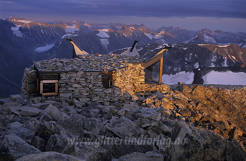 På toppen av Galdhøpiggen ved solnedgang.