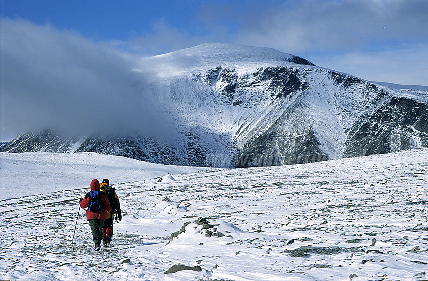 På vei over Veslfjellet med kurs mot Besseggen med Besshøe i bakgrunnen.