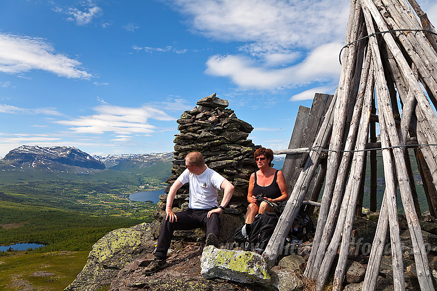 På toppen av Hugakøllen (1131 moh) med Grindane i bakgrunnen til venstre.