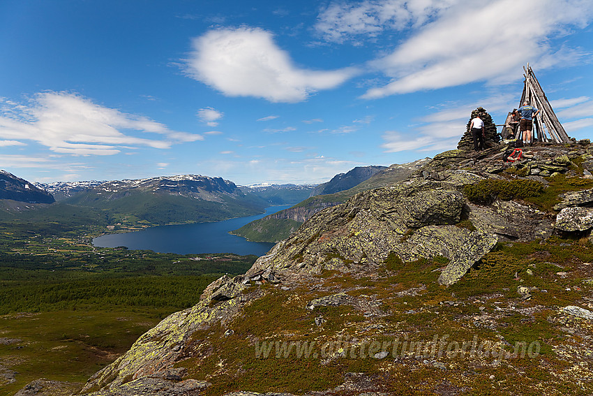 På toppen av Hugakøllen (1131 moh) i Vang. Vangsmjøse i bakgrunnen.