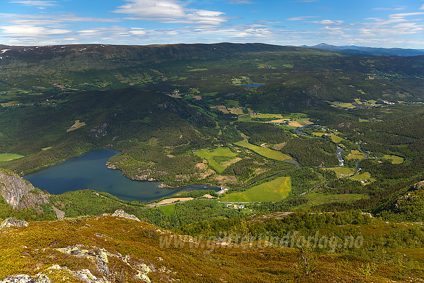 Utsikt fra Hugakøllen mot Norsvinsfjorden, Øylo, Ala og Vangsnes med Slettefjellet i bakgrunnen.