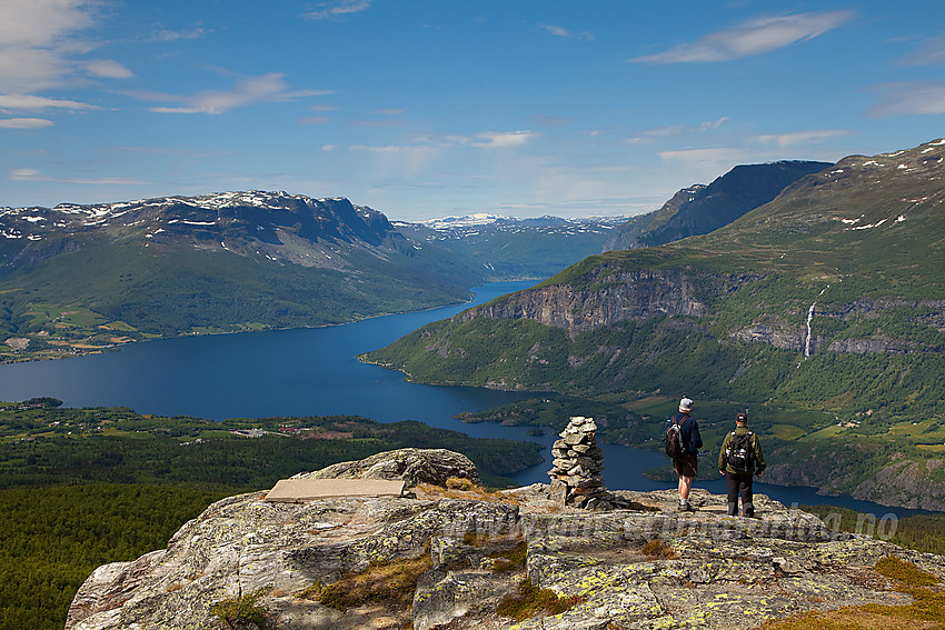 Flott utsikt fra Hugakøllen mot bl.a. Vangsmjøse og Bergsfjellet.