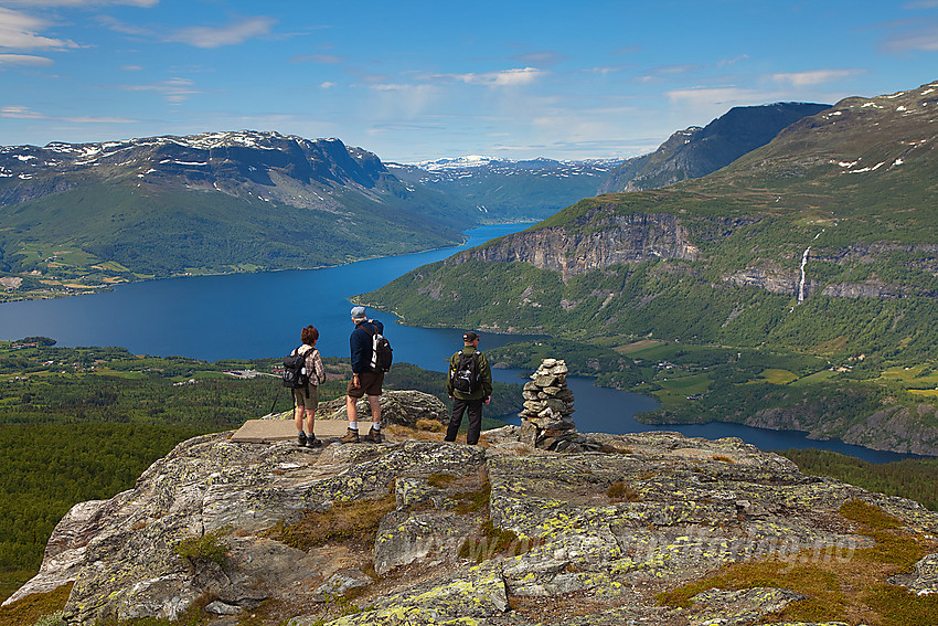 Flott utsikt fra Hugaløllen mot bl.a. Vangsmjøse og Bergsfjellet.