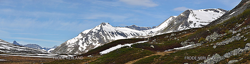 Innover Vikebotnen. I bakgrunnen ses bla. Såtåtind og Vikesaksa. Helt bakerst fjella i Eresfjord.